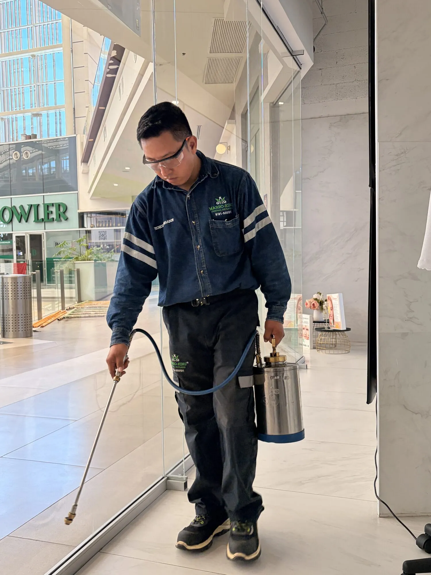 Técnico de Marro-King aplicando tratamiento en el pasillo de un centro comercial