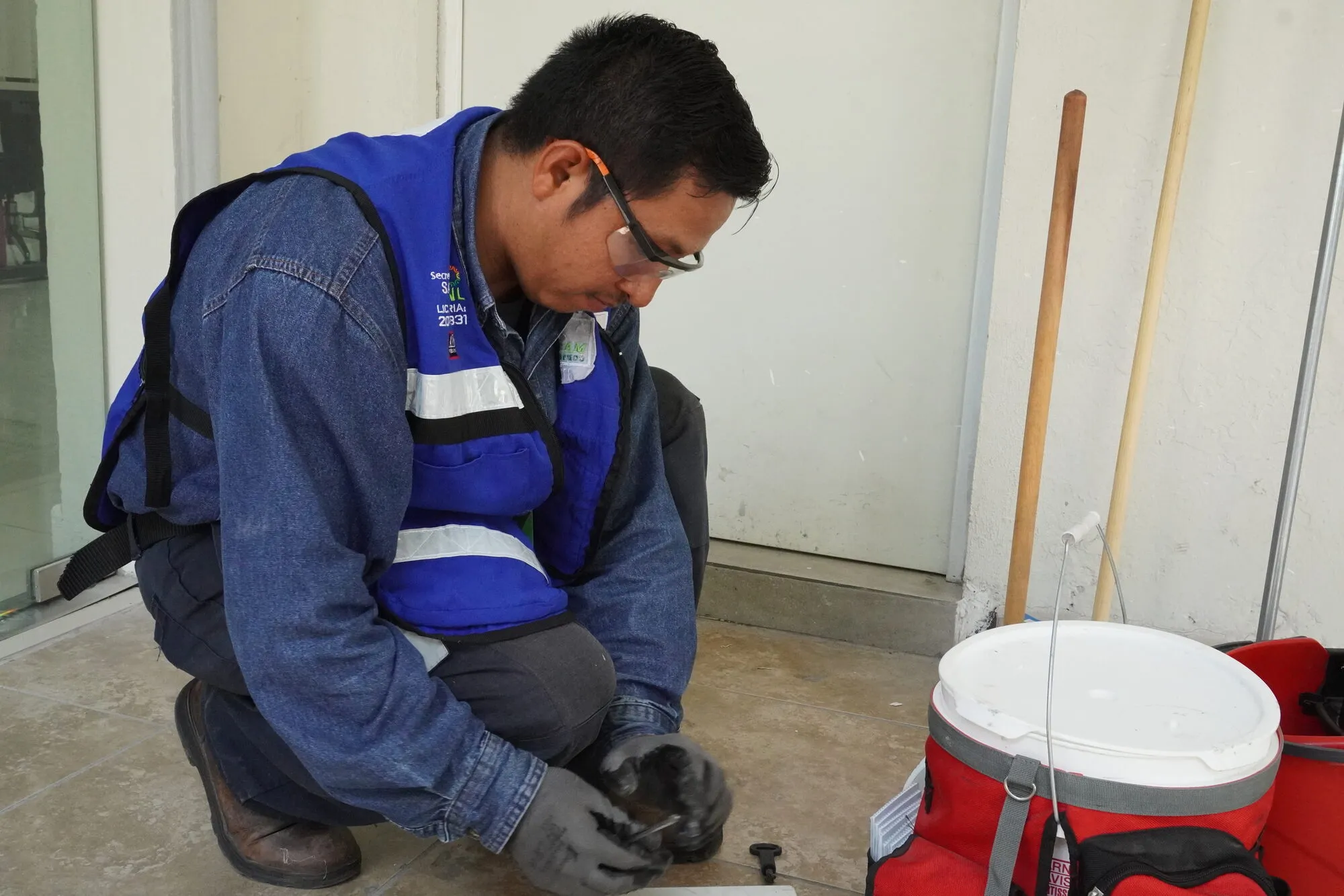 Instalación de un cebadero en el exterior de un edificio