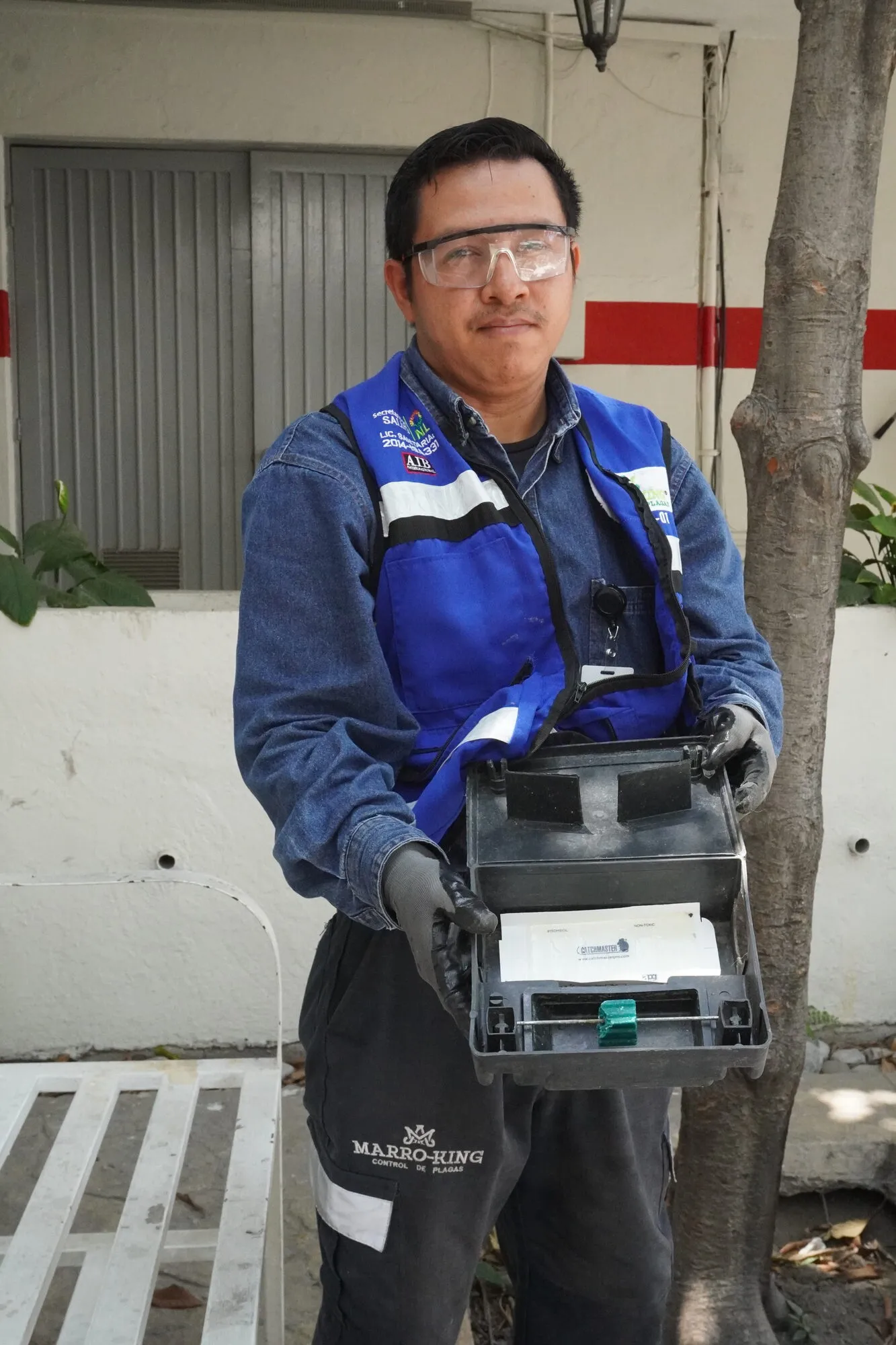 Técnico de Marro-King mostrando una estación de cebo para roedores
