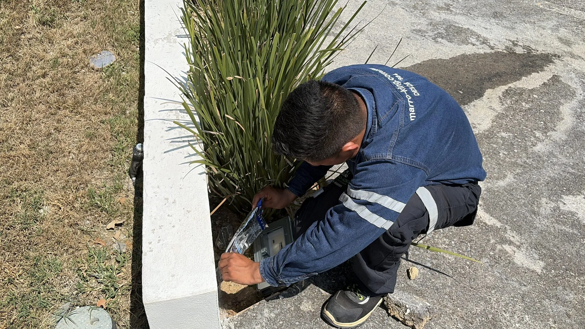 Técnico tratando la orilla de un jardín